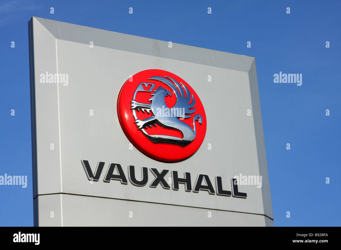 Una Vauxhall concessionaria in una città del Regno Unito. Foto Stock