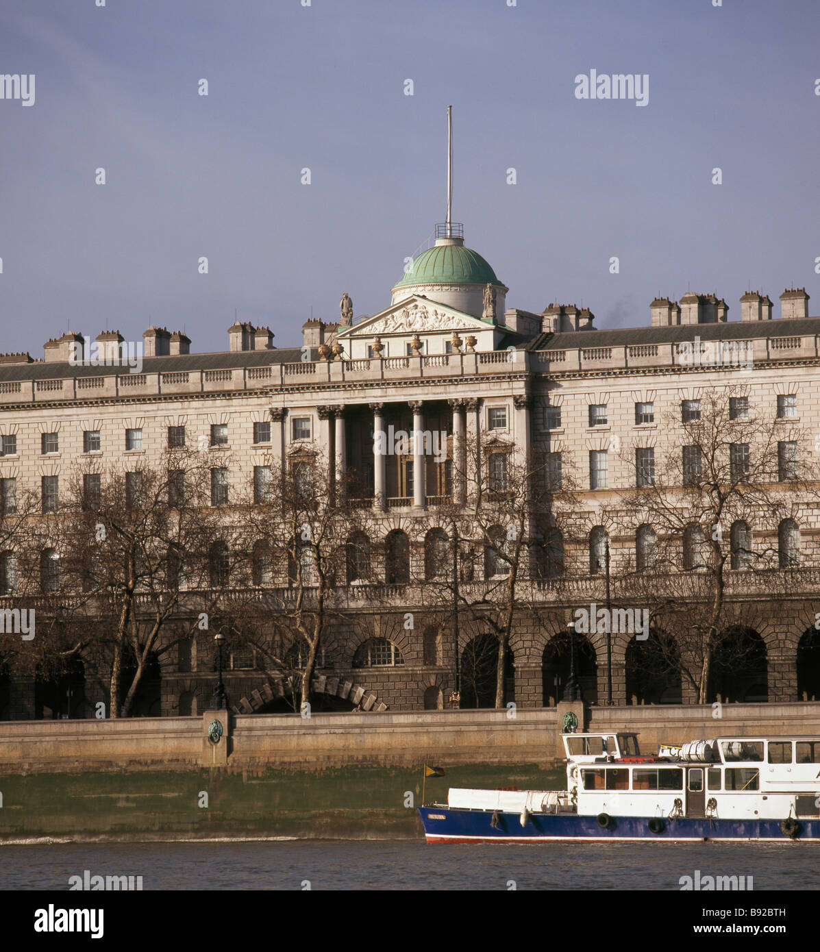 La Somerset House, Londra, progettato da Sir William Chambers, 1766-86. Vista di sud anteriore, sezione centrale frontone e dome Foto Stock
