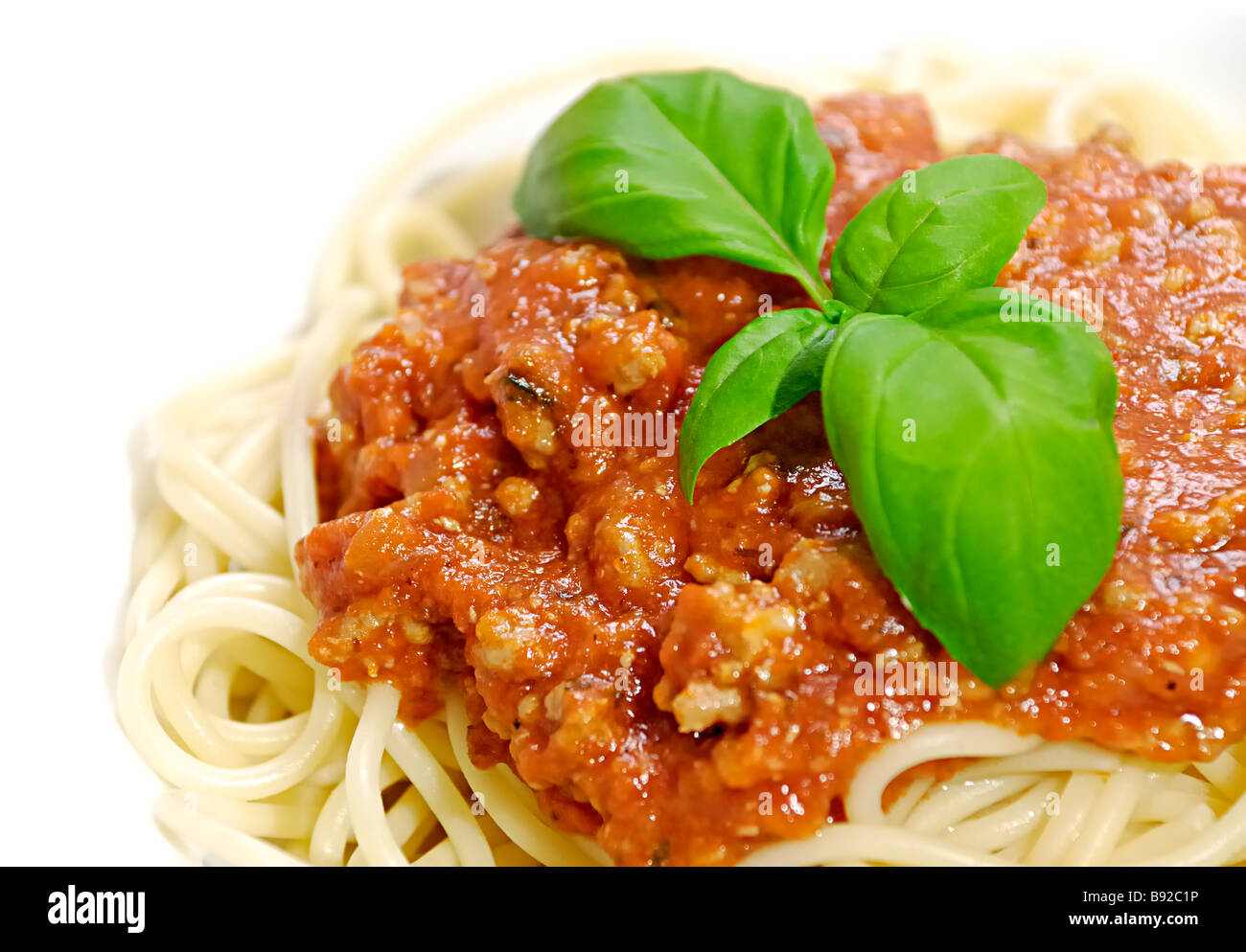 Spaghetti bolognese con basilico fresco. Foto Stock