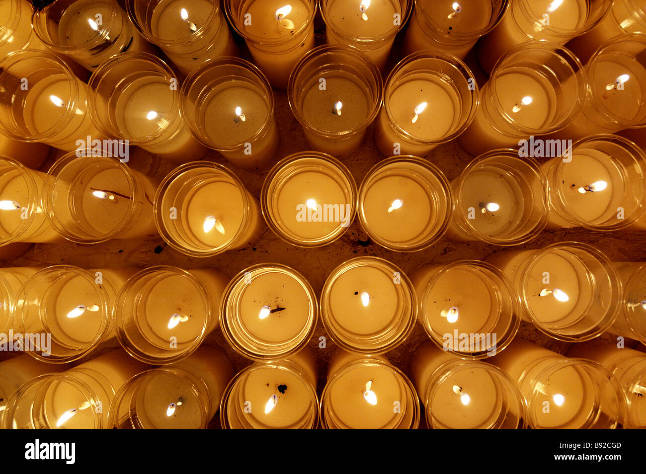 Un tavolo ricoperto in candele Foto Stock