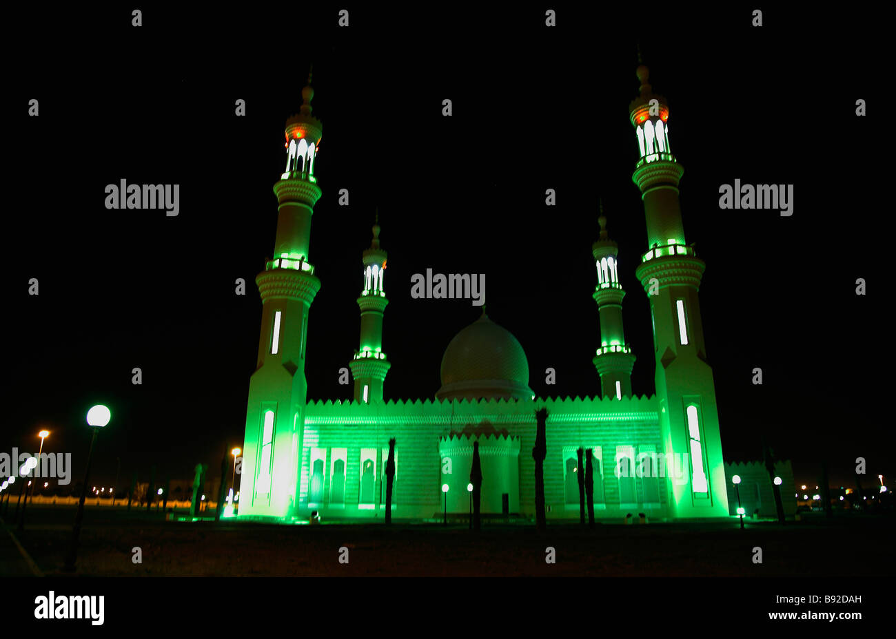 Il verde di notte le luci di una moschea in Dubai Sharjah Emirati Arabi Uniti Foto Stock