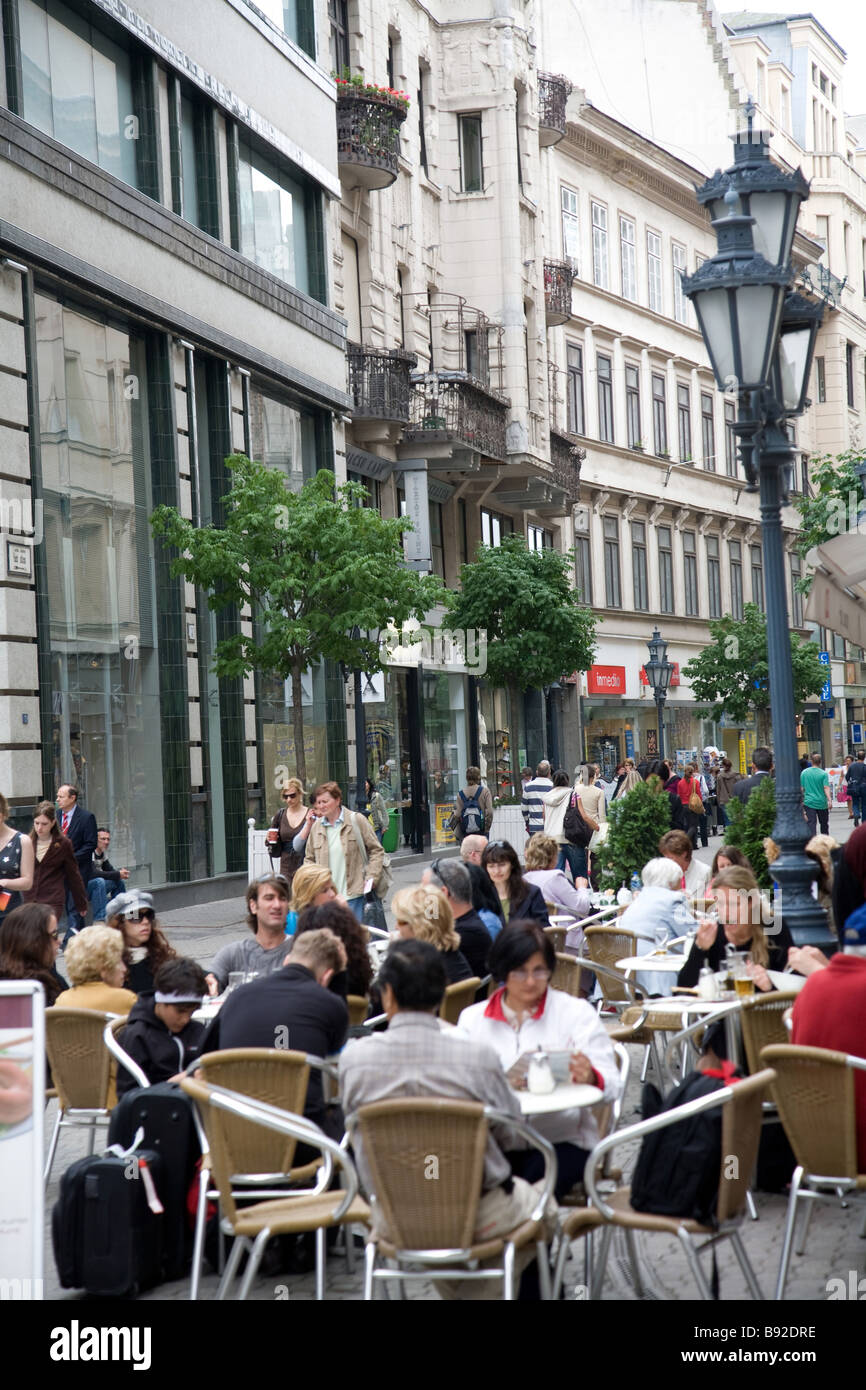 Cafè sul marciapiede nel centro di Pest Budapest Ungheria Foto Stock