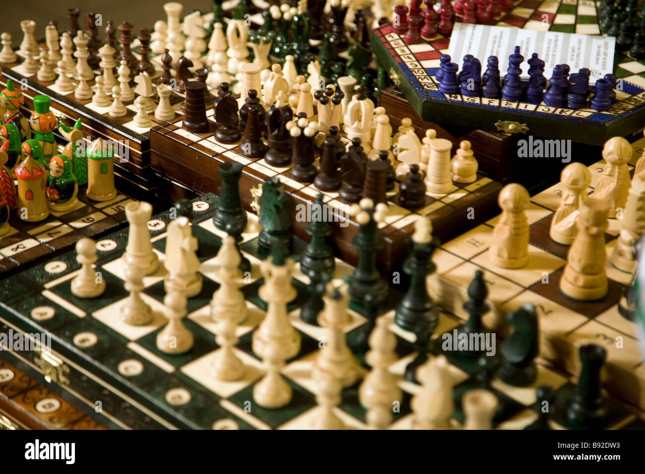 Una varietà di schede di scacchi e pezzi disponibili presso il grande mercato Nagycsarnok a Budapest Foto Stock