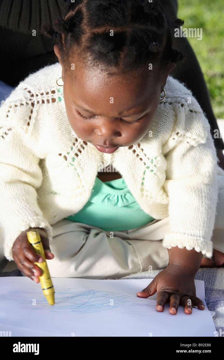 Giovane figlia di disegno con una matita colorata Dewaal Park Cape Town Western Cape Province Sud Africa Foto Stock