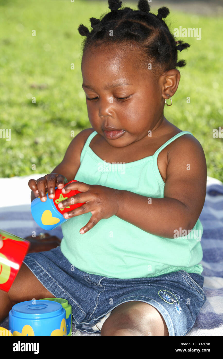 Bambina gioca con blocchi di costruzione Parco Dewaal Cape Town Western Cape Province Sud Africa Foto Stock