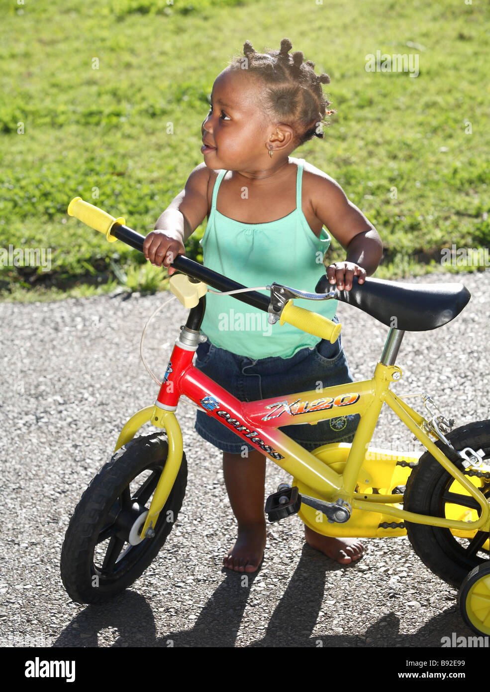 Baby girl tenendo un bike park Dewaal Cape Town Western Cape Province Sud Africa Foto Stock