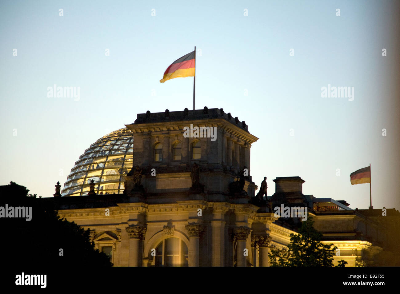 Il Reichstag, la sede del parlamento tedesco, è una popolare destinazione turistica a Berlino Germania Foto Stock