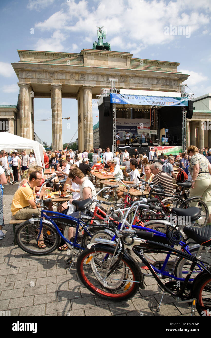 I berlinesi raccogliere dalla Porta di Brandeburgo per celebrare il largo uso di biciclette a Berlino Germania Foto Stock