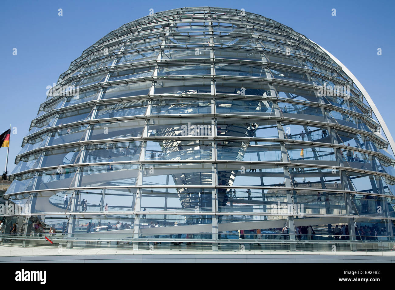 La cupola di vetro in cima al Reichstag dove i visitatori possono osservare il Bundestag la Camera Bassa del parlamento tedesco Foto Stock