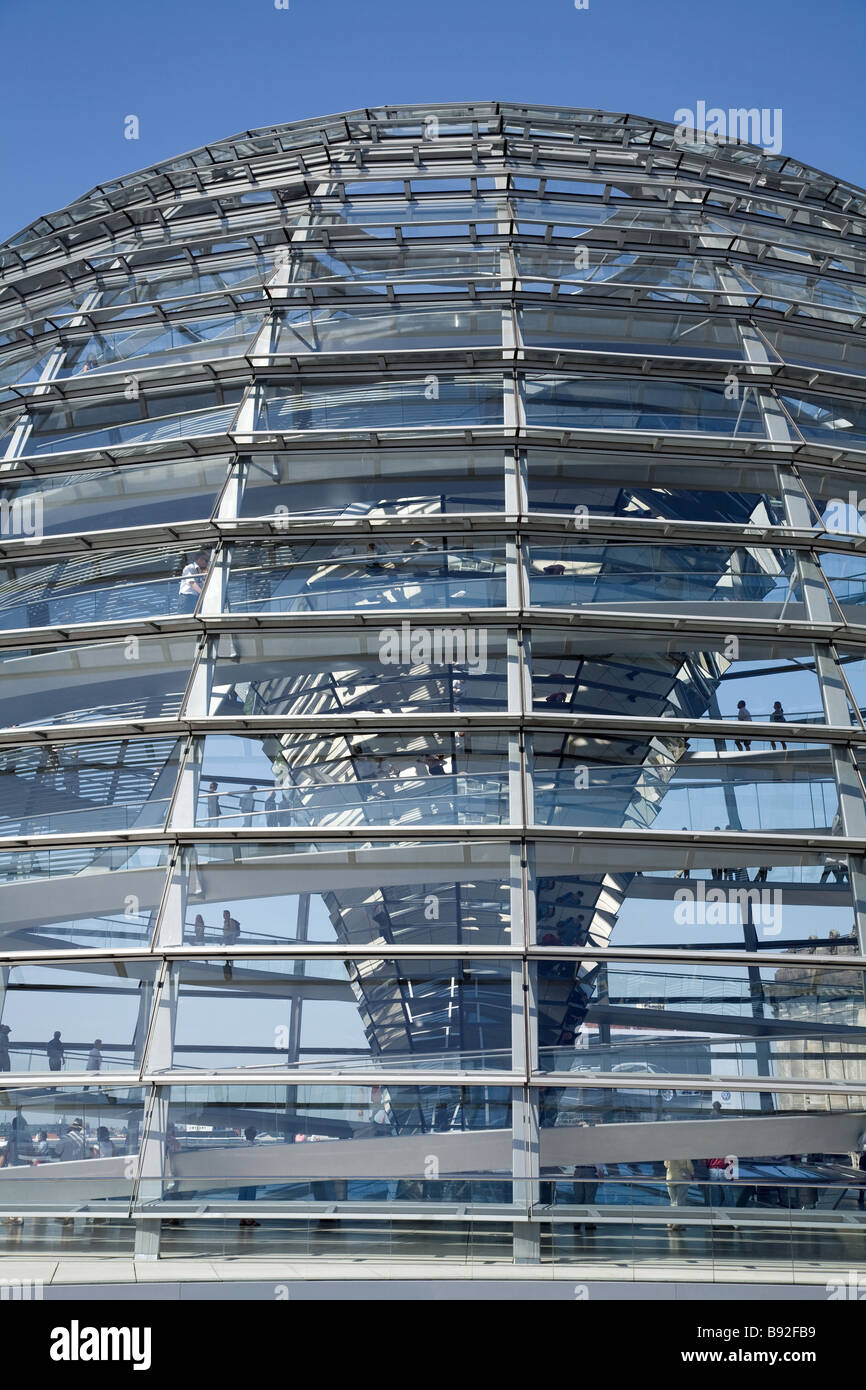 La cupola di vetro in cima al Reichstag dove i visitatori possono osservare il Bundestag la Camera Bassa del parlamento tedesco Foto Stock