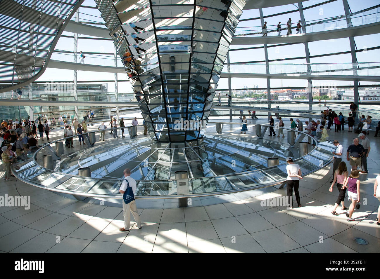 La cupola di vetro in cima al Reichstag dove i visitatori possono osservare il Bundestag la Camera Bassa del parlamento tedesco Foto Stock