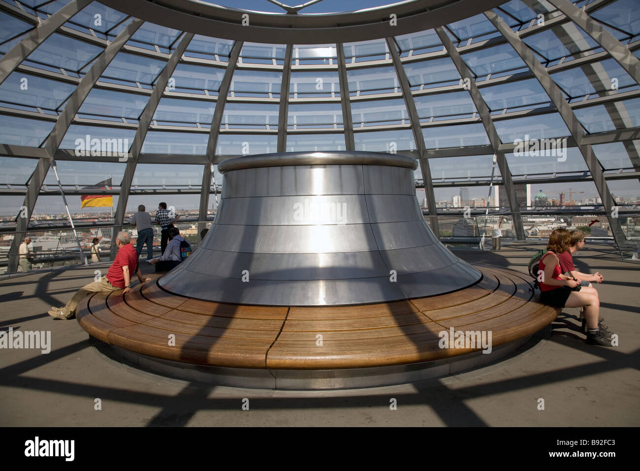 La cupola di vetro in cima al Reichstag dove i visitatori possono osservare il Bundestag la Camera Bassa del parlamento tedesco Foto Stock