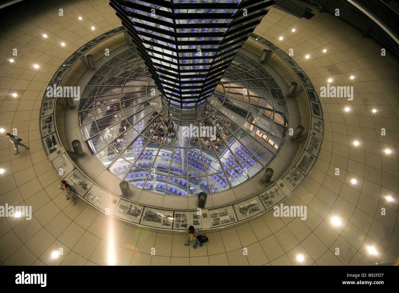 La cupola di vetro in cima al Reichstag di notte dove i visitatori possono osservare il Bundestag la Camera Bassa del parlamento tedesco Foto Stock