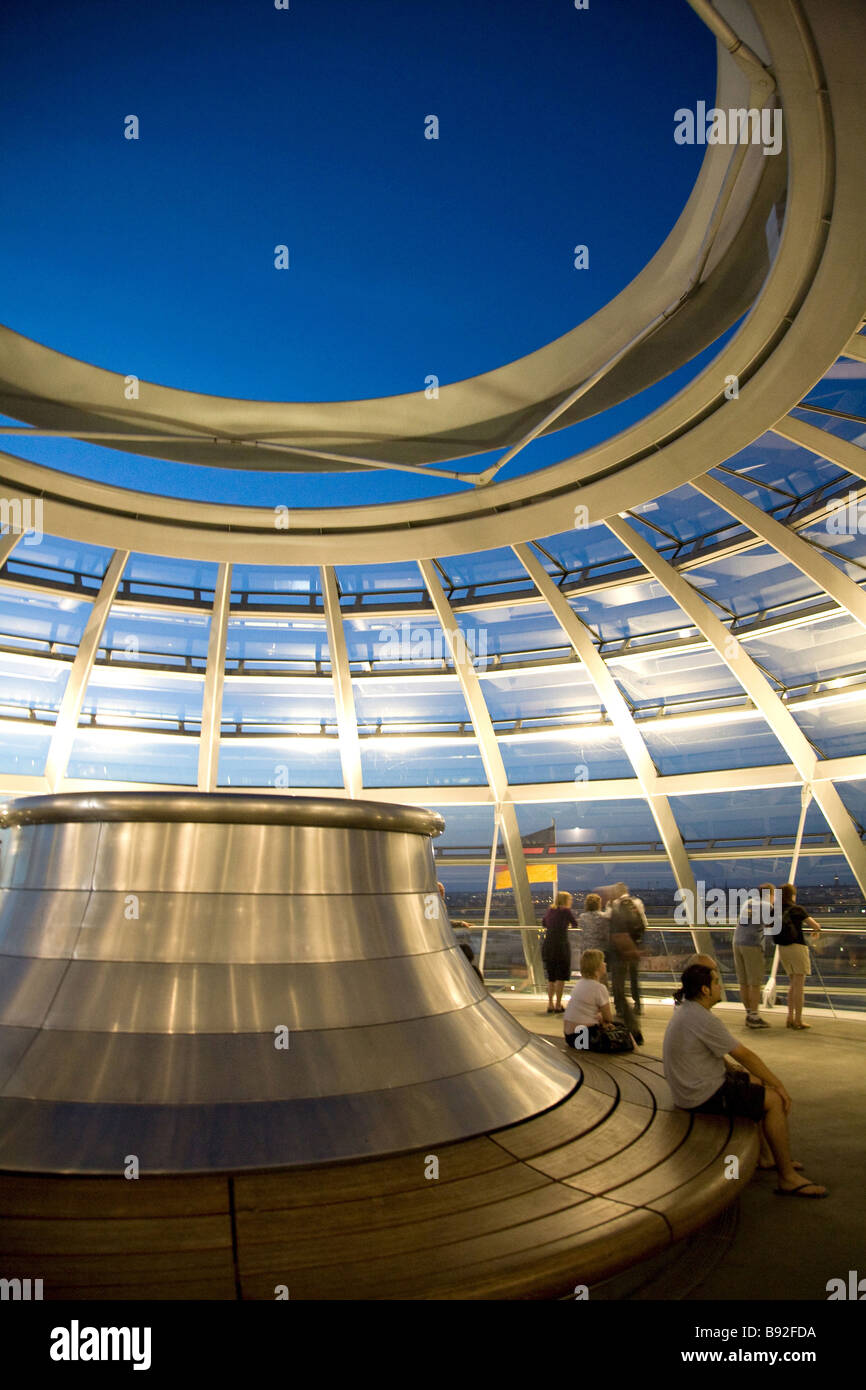 La cupola di vetro in cima al Reichstag di notte dove i visitatori possono osservare il Bundestag - la Camera Bassa del parlamento tedesco Foto Stock