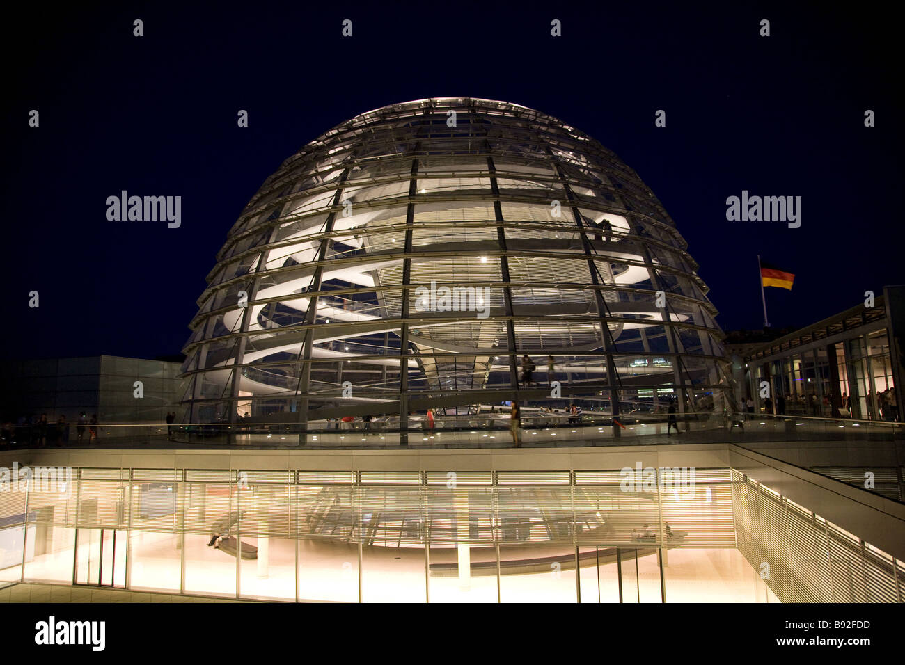 La cupola di vetro in cima al Reichstag di notte dove i visitatori possono osservare il Bundestag la Camera Bassa del parlamento tedesco Foto Stock