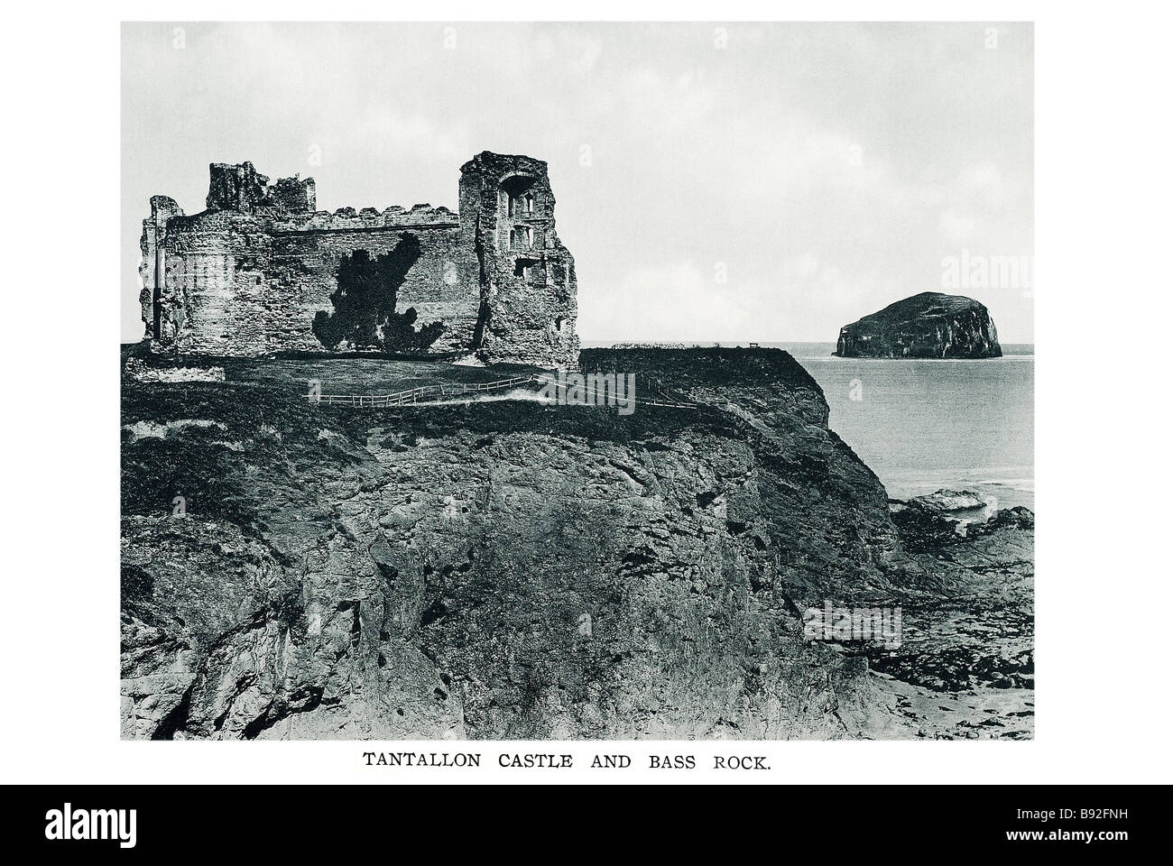Il castello di tantallon e bass rock Tantallon Castle è una metà del XIV secolo la fortezza che si trova a 5 km (3 miglia) a sud-est del nord Berwi Foto Stock