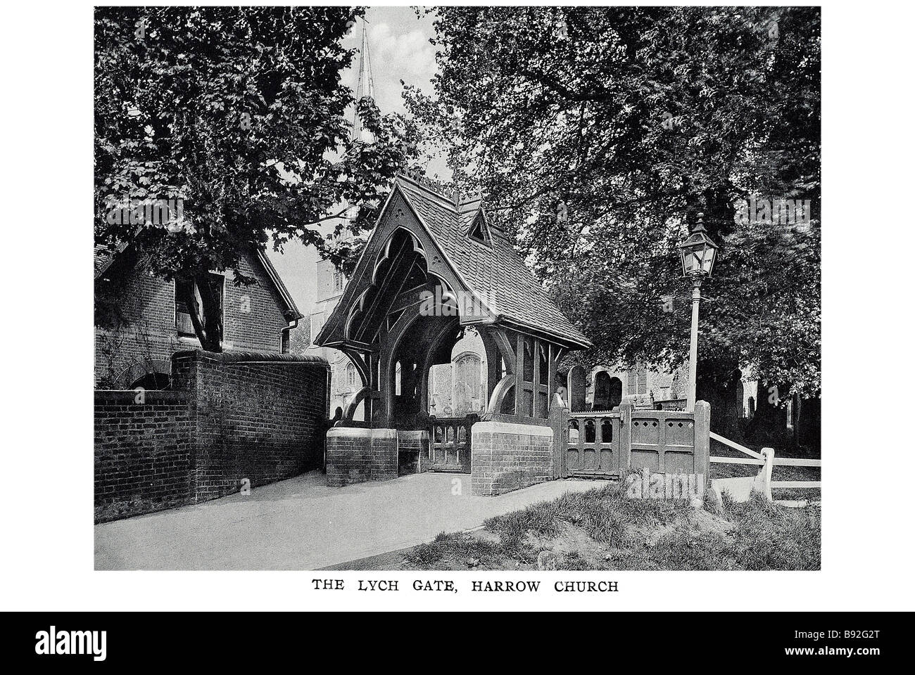Il gate lych harrow chiesa un lychgate, anche ortografato lichgate, lycugate, o come due parole separate lych gate, (dall'inglese antico l Foto Stock