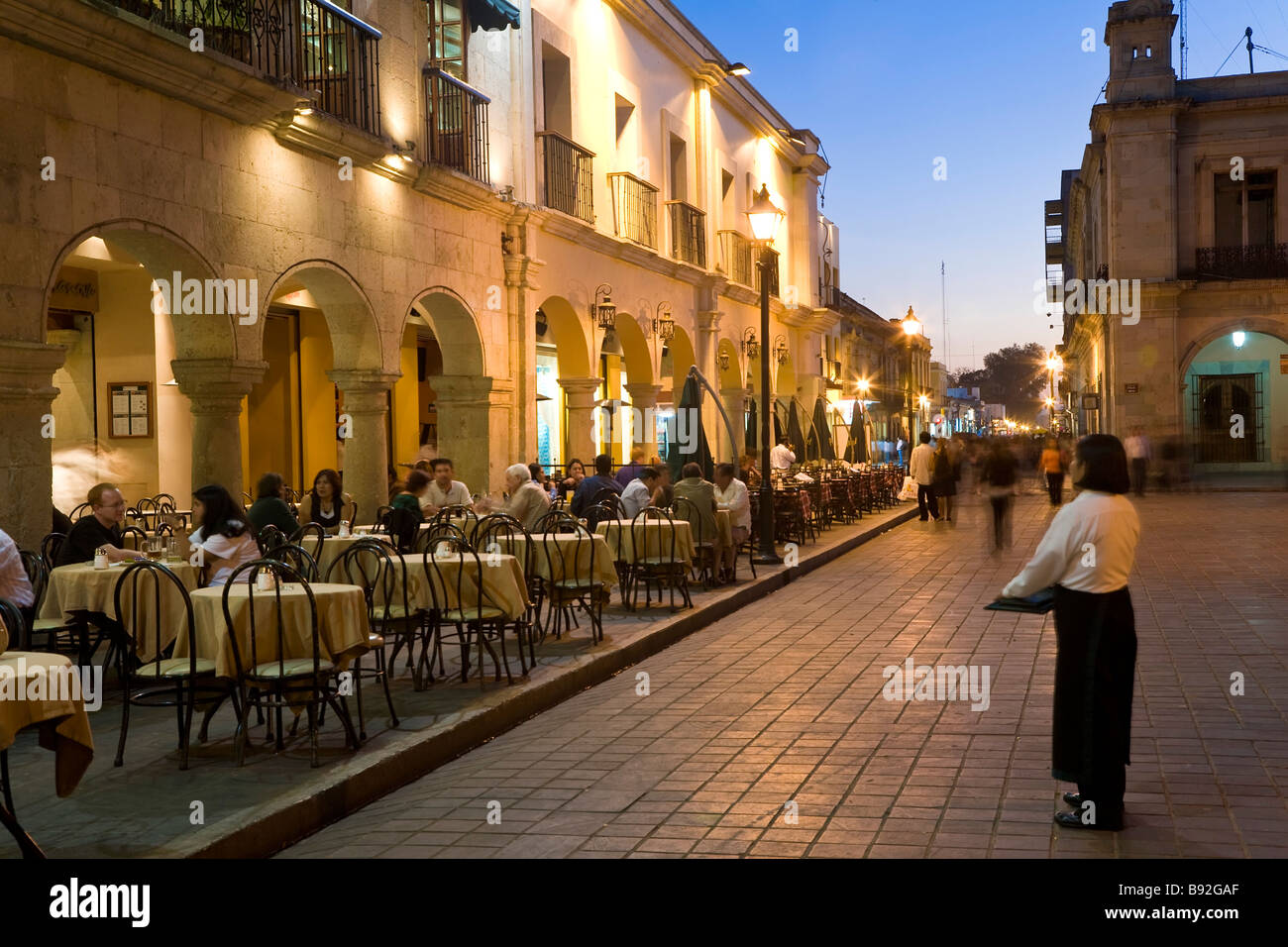 La gente seduta fuori del ristorante Oaxaca Oaxaca membro Messico Foto Stock