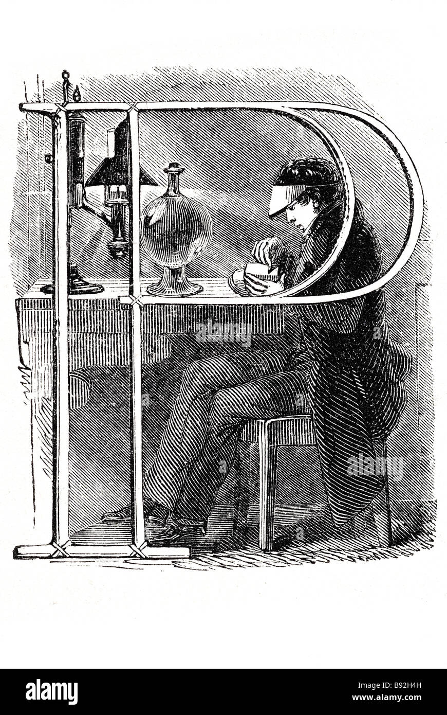 La lavorazione del legno incisione coltello stencil uomo concentation luce arte artista abito periodo di blocco premere incisione carving una scrivania w Foto Stock