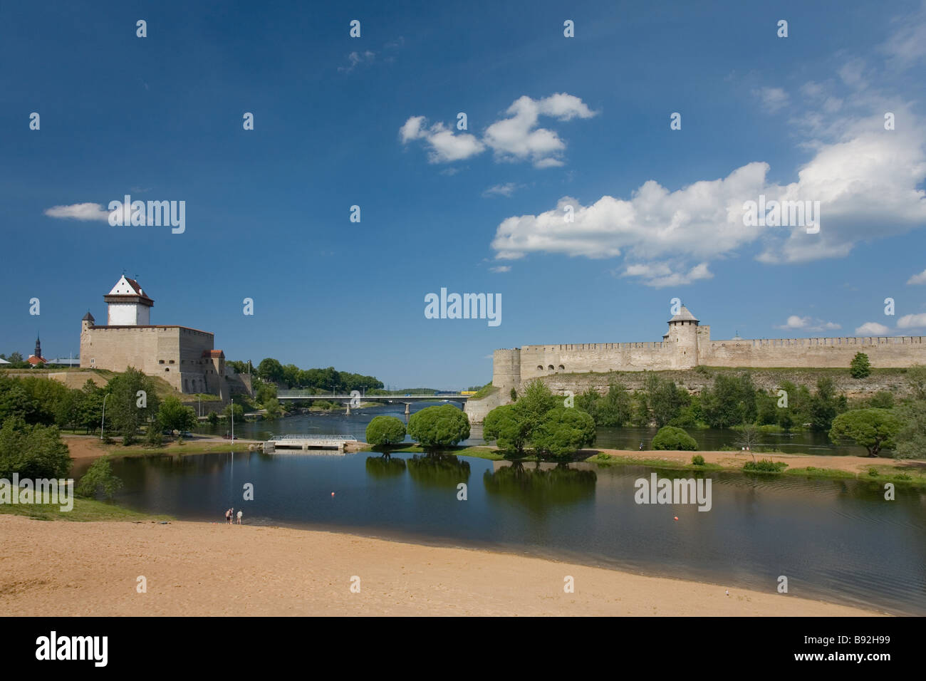 Narva Hermann Fortezza, Estonia e Ivangorod Fortress in Russia, Europa, Estonian-Russian confine Foto Stock