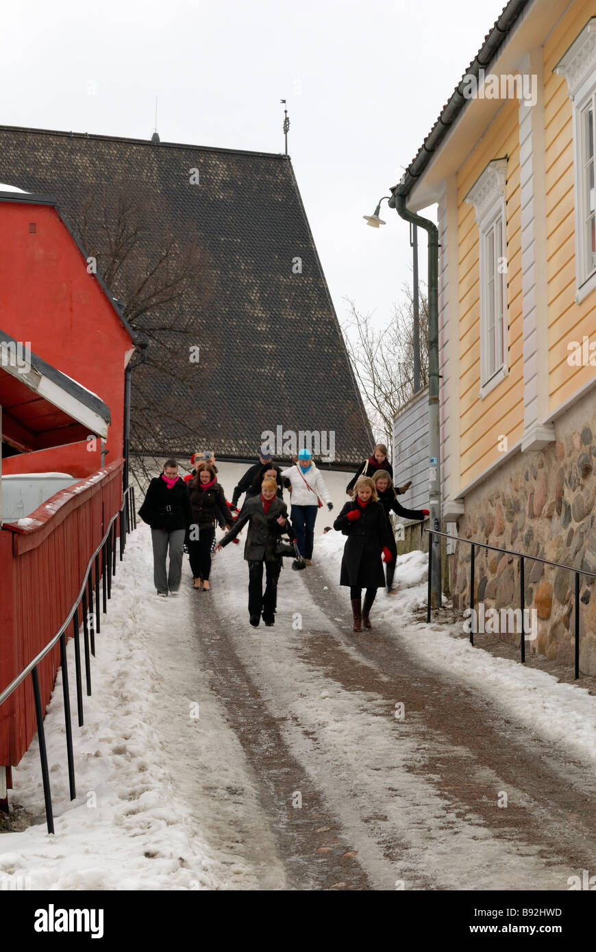 In inverno ci sono un sacco di strade scivolose nella città vecchia di Porvoo, Finlandia e Scandinavia, Europa. Foto Stock