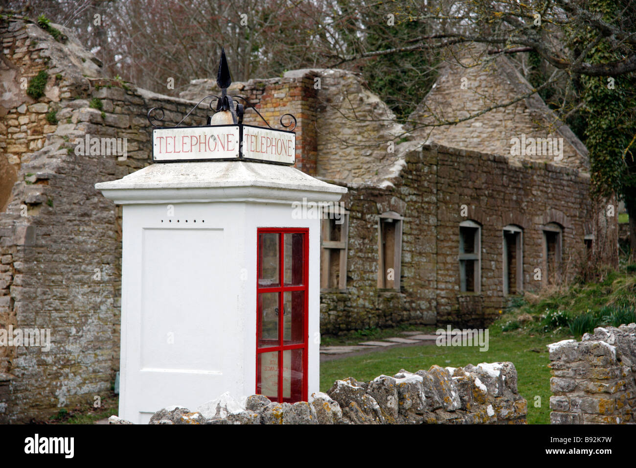 Pubblico vecchio K1 nella casella Telefono e rovinato Cottages Tyneham Village Dorset Foto Stock