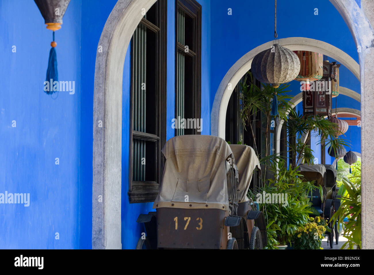 Vecchio rickshaws & house davanti a Georgetown, Penang, Malaysia Foto Stock