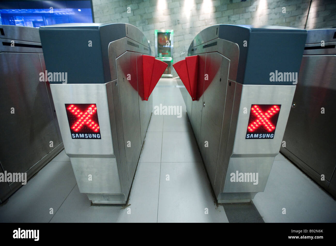 Dettaglio del nuovo ticket gates sulla linea di metropolitana dalla stazione di Pechino Foto Stock