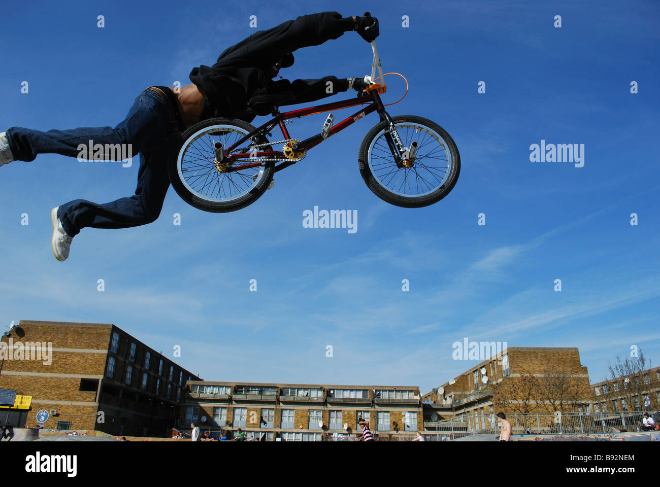 L'uomo jumping con bicicletta a Brixton parco giochi Foto Stock