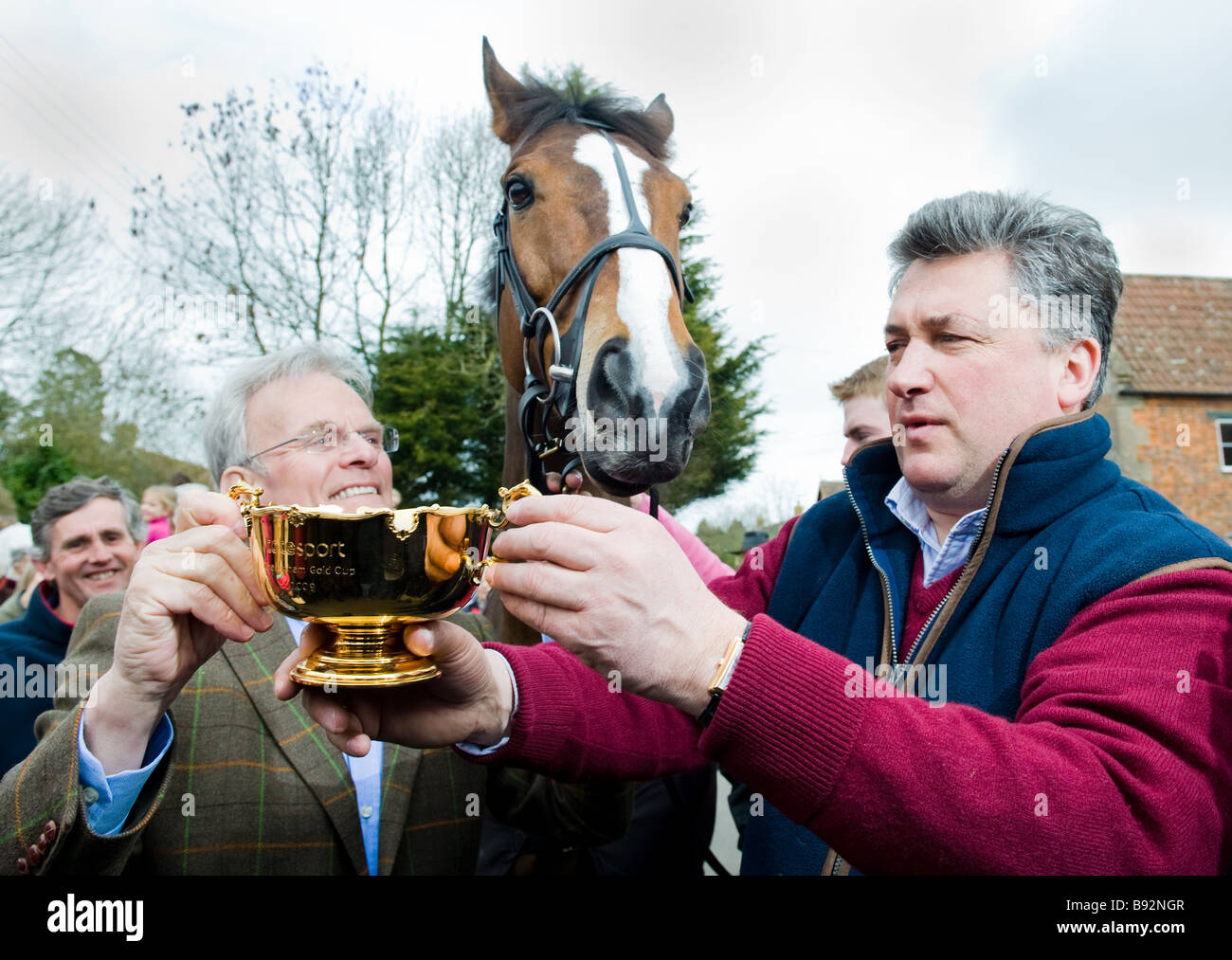 "Kauto Star' con il proprietario Clive Smith (sinistra) e il trainer Paolo Nicholls (a destra) con il Chetenham Gold Cup, Ditcheat, Somerset Foto Stock