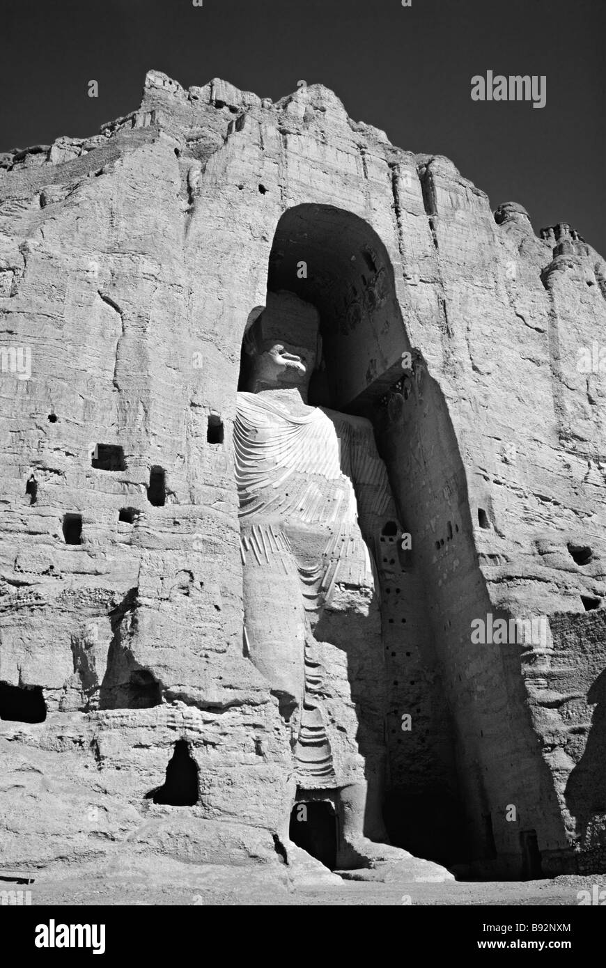 Il più grande dei due Buddha giganti di Bamiyan, Afghanistan, (costruito nel 554) visto nel 1974 prima della sua distruzione da parte dei talebani nel 2001 Foto Stock