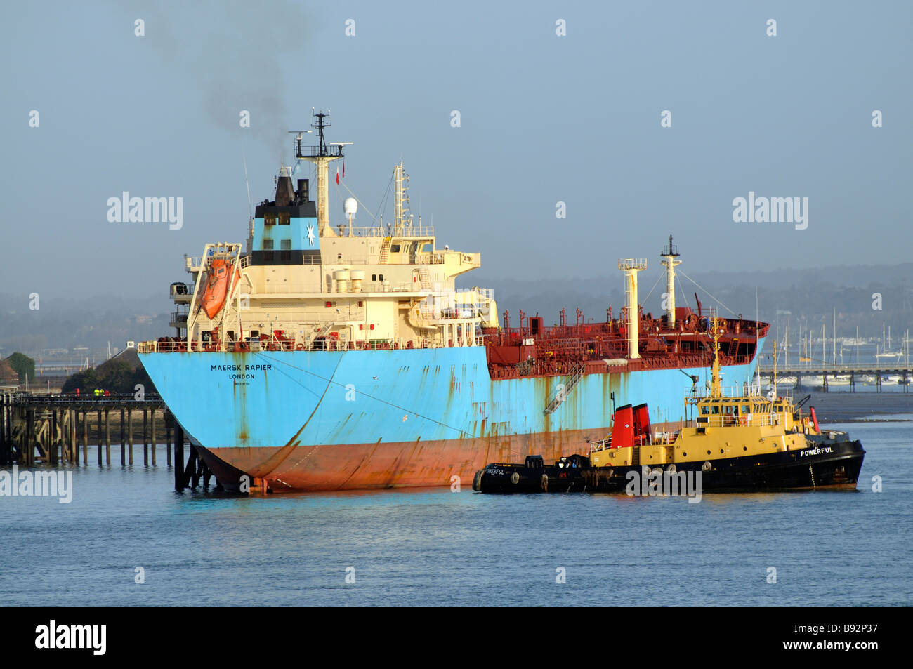 Maersk Rapier prodotto petroliera nave uscire un molo di carburante sul porto di Portsmouth Inghilterra Hampshire REGNO UNITO Foto Stock