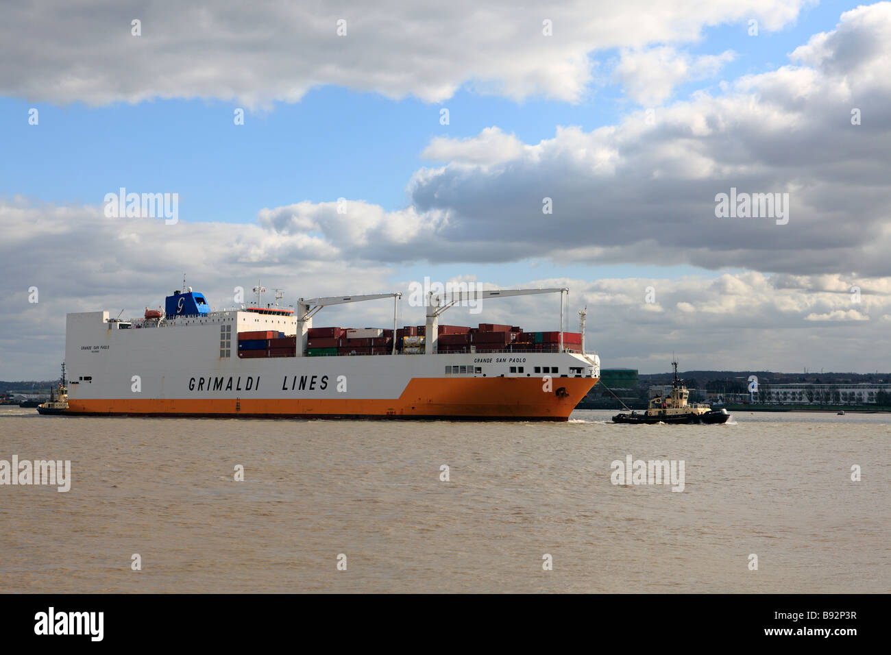 Regno Unito kent gravesend un pieno carico di portacontainer che viaggiano lungo il fiume Tamigi di Tilbury docks Foto Stock