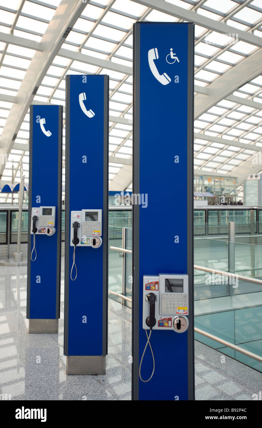 Moderni telefoni pubblici presso il nuovo Terminal 3 dell'aeroporto di Pechino Foto Stock