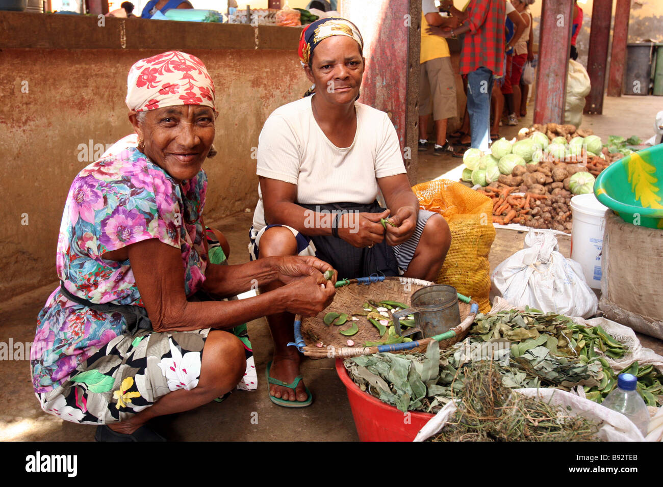 Le donne nel mercato di Mindelo, capitale di Sao Vicente, una delle isole di Capo Verde. Foto Stock