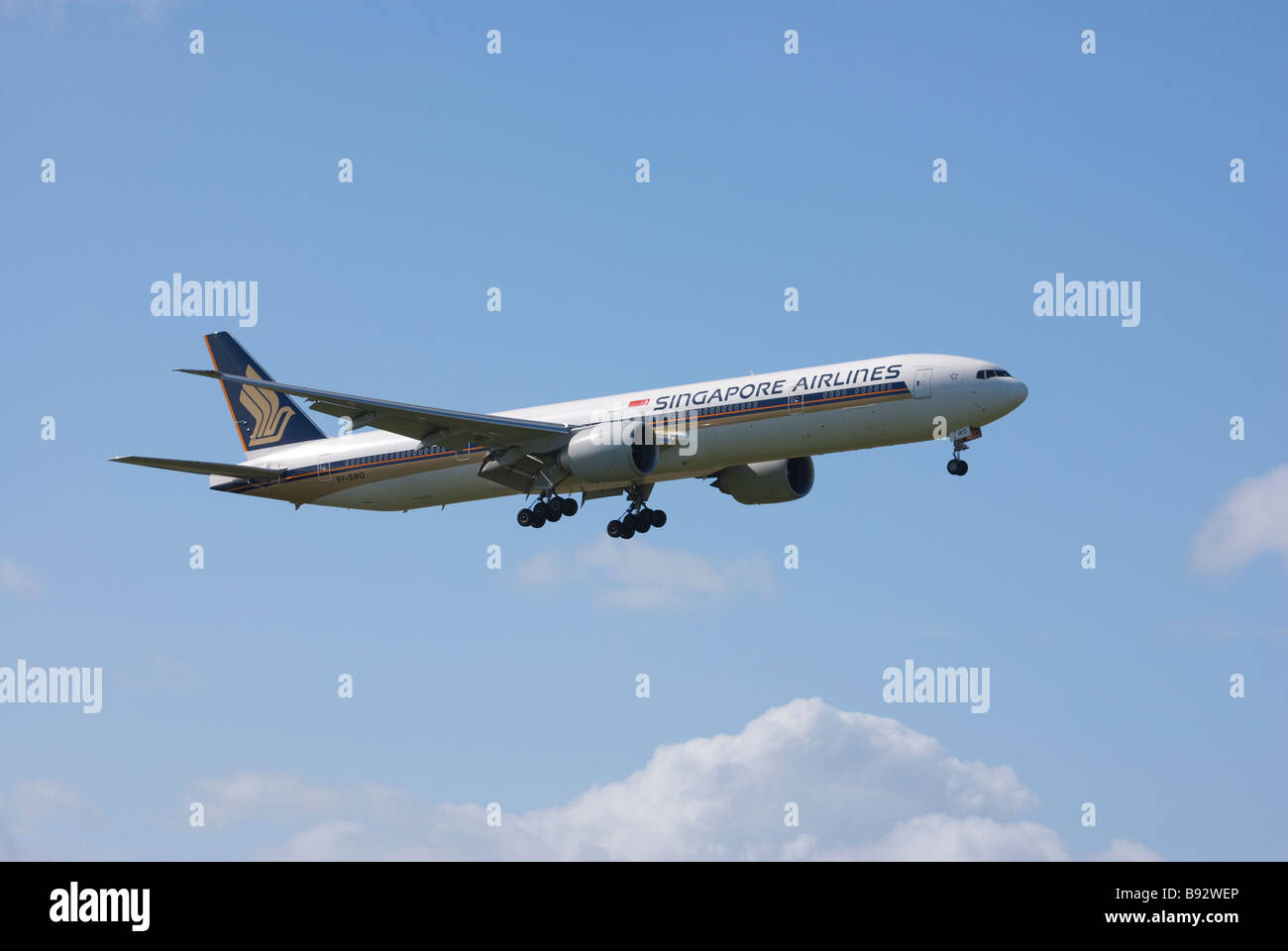 Boeing 777-312ER di Singapore Airlines su approccio finale per l'atterraggio all'Aeroporto Internazionale di Auckland, Nuova Zelanda. Foto Stock