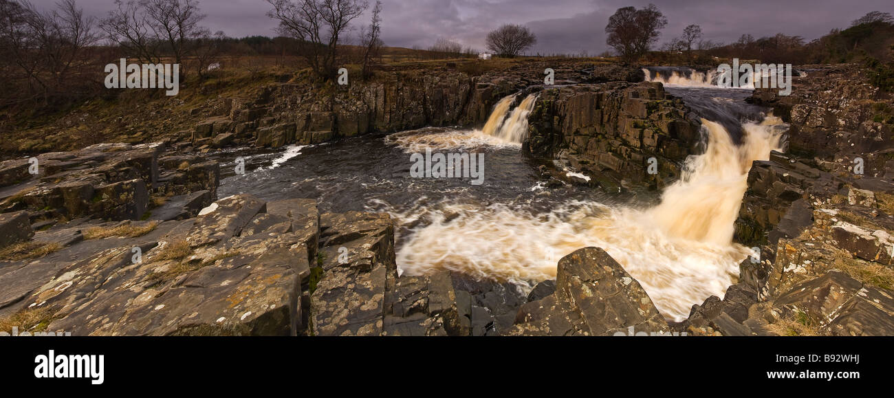 Vista panoramica di bassa forza cascata vicino a Middleton in Teesdale sul Fiume Tees, County Durham, Regno Unito Foto Stock