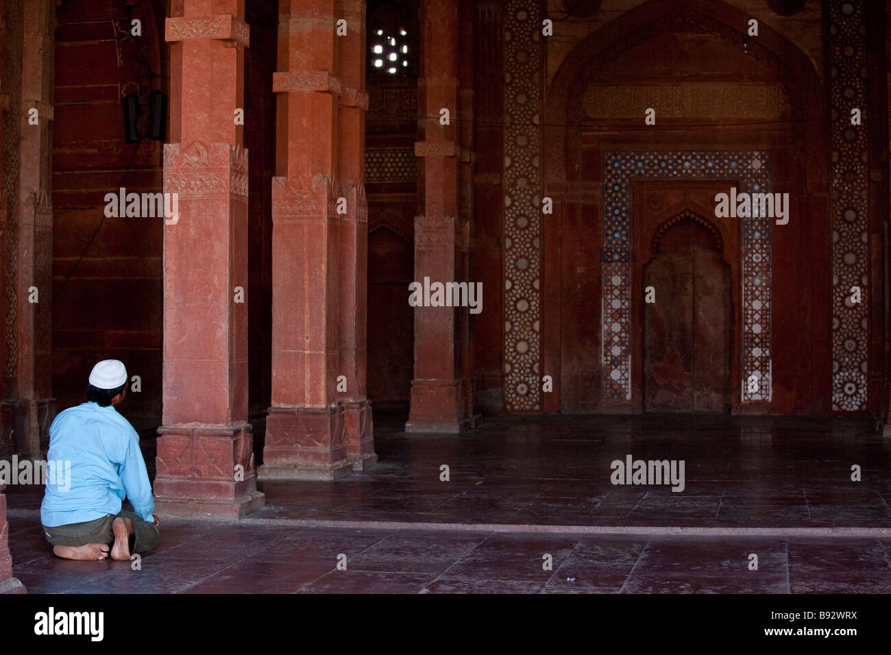 Uomo musulmano di pregare all'interno della Moschea del Venerdì in Fatehpur Sikri India Foto Stock