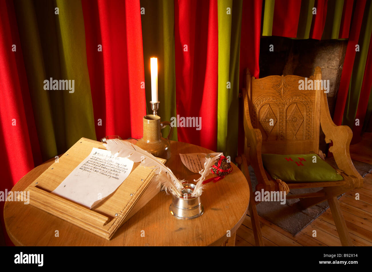Scrivania e poesia su una scrivania in St Nicholas Priory in Exeter Devon Regno Unito Foto Stock