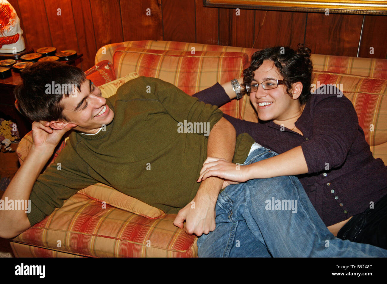 Fratello e Sorella di essere giocoso su un lettino. Foto Stock