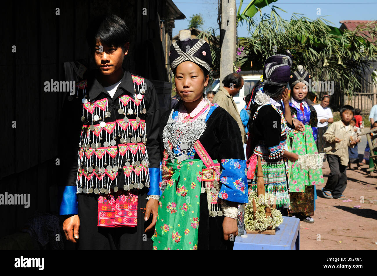 Un Hmong sposa e lo sposo in tradizionali abiti nuziali vicino Phou Khoun Laos Foto Stock
