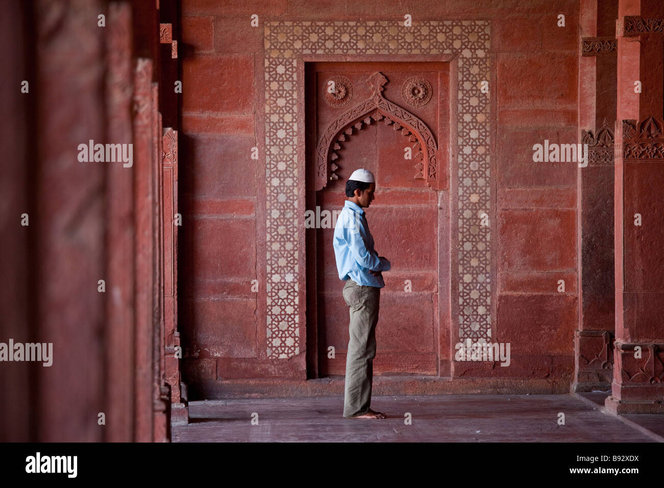 Uomo musulmano di pregare all'interno della Moschea del Venerdì in Fatehpur Sikri India Foto Stock