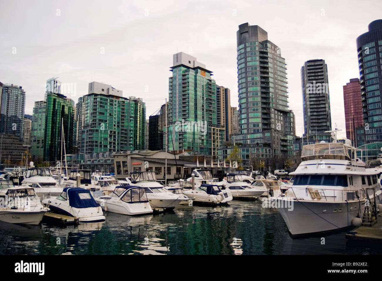 Porto per yacht e Vancouver, British Columbia, Canada skyline. Foto Stock