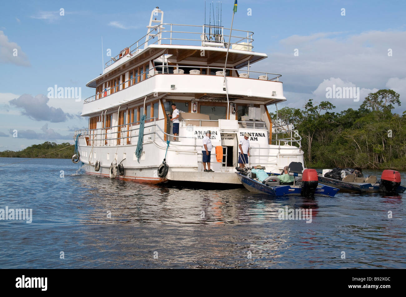 Un fiume del Amazon pesca operazione di yacht con bassboats in tasselli di  traino su un Rio Negro sandbar in Brasile Amazzonia Foto stock - Alamy