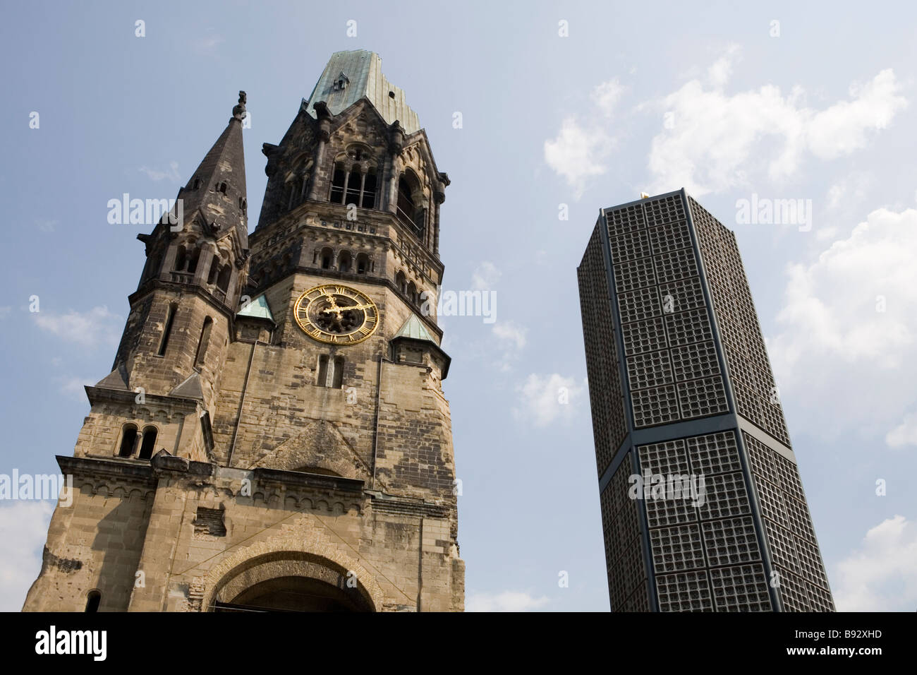 Il memorial rovina di Kaiser Wilhelm Gadachtnis Kirche e moderno campanile Berlino Germania Foto Stock