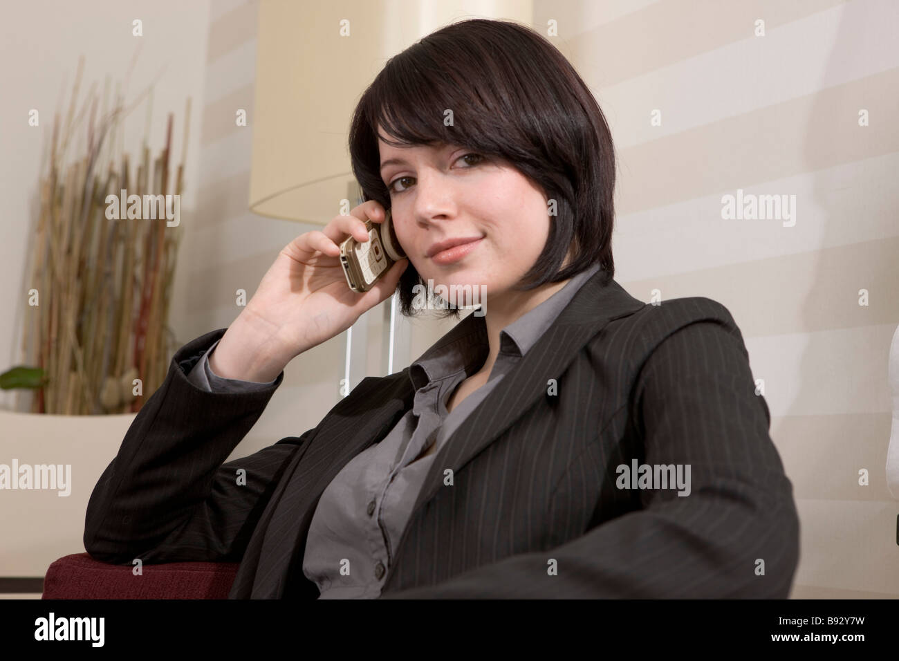 Frau im Büro oder hotel business Foto Stock