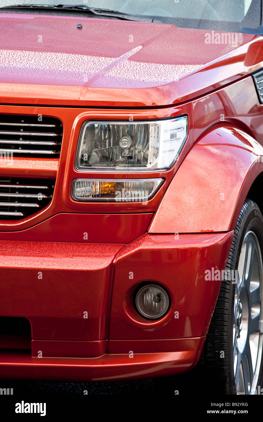 Lato destro anteriore di un SUV rosso Foto Stock