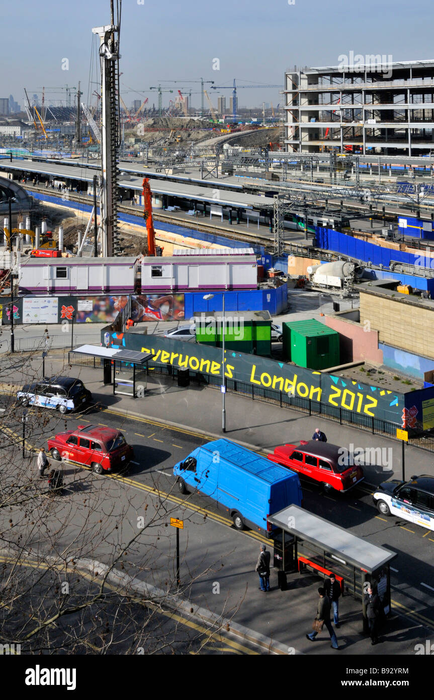 Stratford East London stazione ferroviaria 2012 costruzione di edifici olimpici progetti di ristrutturazione in corso e nuovo centro commerciale Westfield Inghilterra Regno Unito Foto Stock