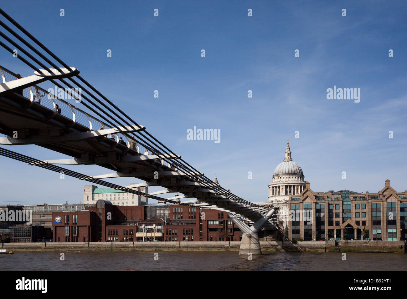 St Pauls Cathedral e il Millenium Bridge di Londra REGNO UNITO Foto Stock