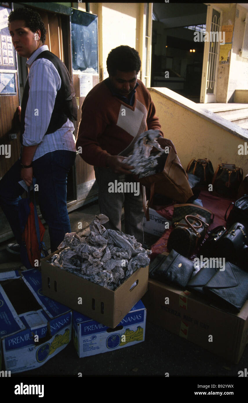 Unlicensed street vendor. Foto Stock